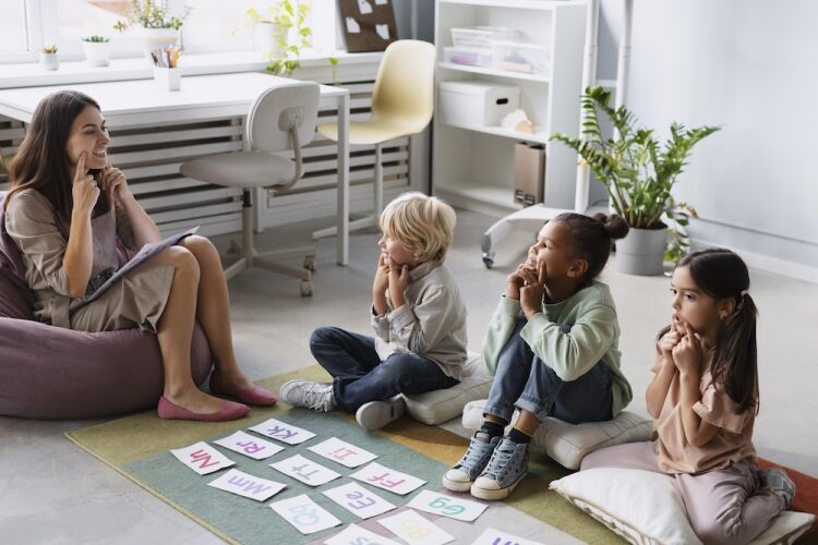 young-woman-doing-speech-therapy-with-kids.jpg young-woman-doing-speech-therapy-with-kids.jpg